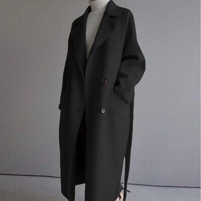 Stilvoller warmer Damenmantel, lang geschnitten, für Eleganz und Schutz vor Kälte im Herbst und Winter.