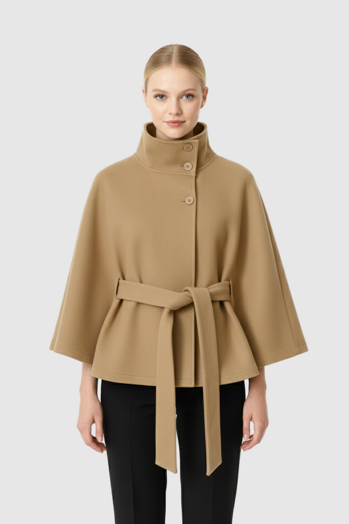 Eleganter Damen Wintermantel mit hohem Kragen & Gürtel, Frontansicht, stilvoll & warm.