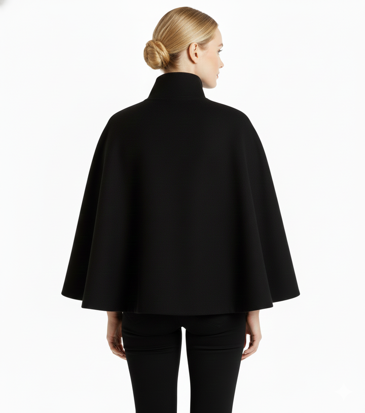 Seitenansicht des eleganten Damen Wintermantels mit Gürtel & hohem Kragen. Feminine Silhouette.