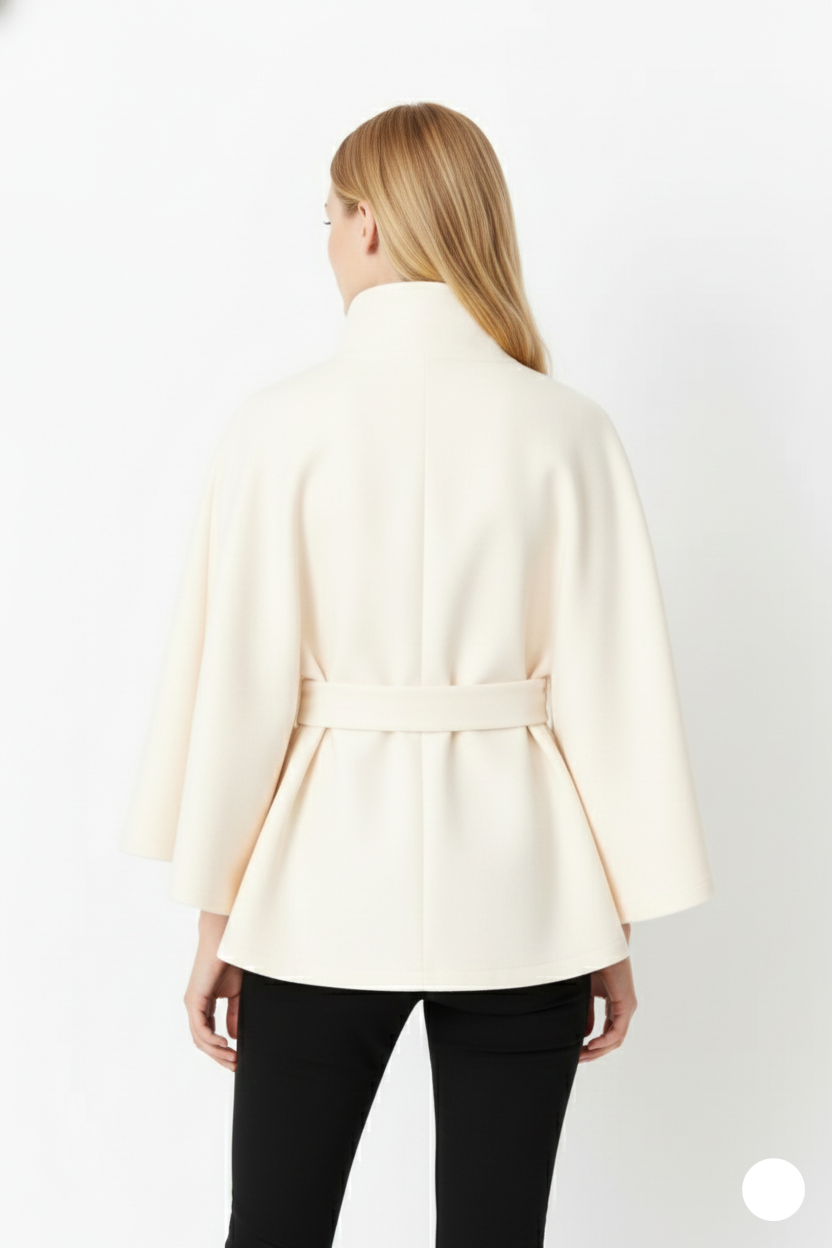 Frau trägt eleganten Damen Wintermantel mit hohem Kragen & Gürtel. Kombiniert mit Winteraccessoires.