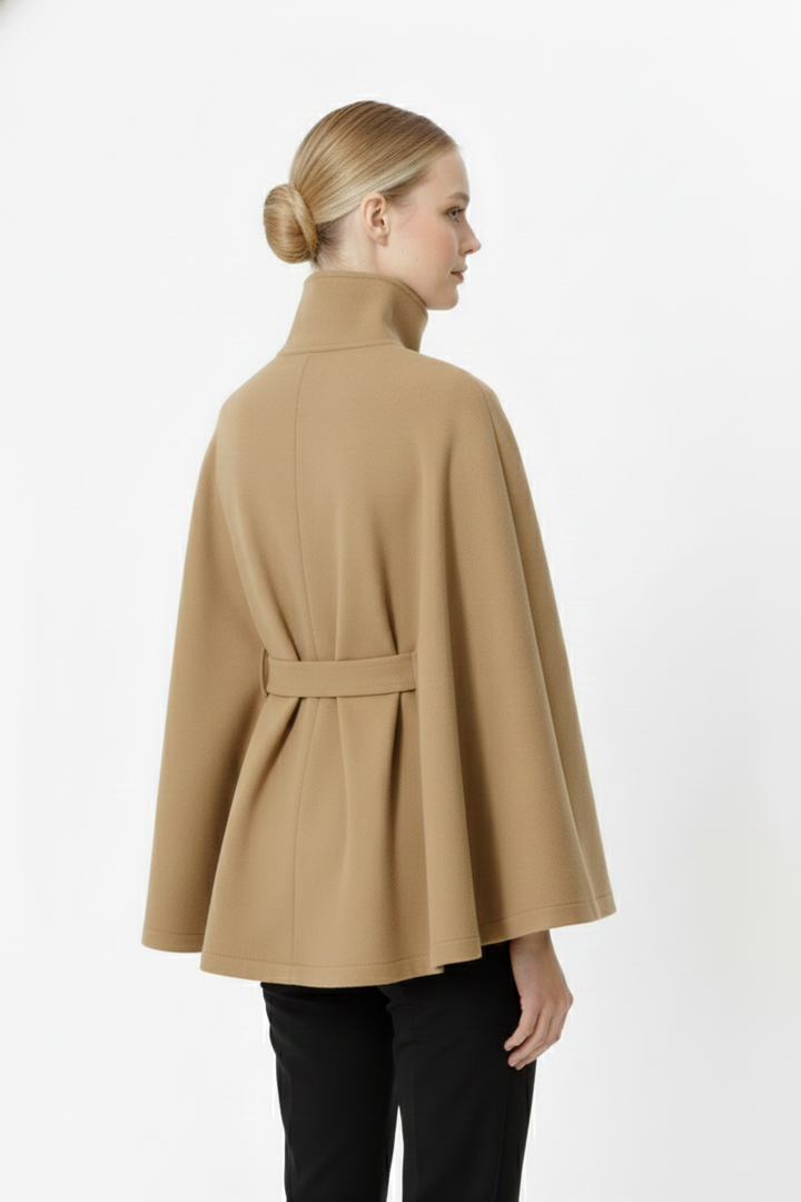 Innenfutter des warmen Damen Wintermantels mit hohem Kragen & Gürtel. Komfort & Eleganz für Winter.