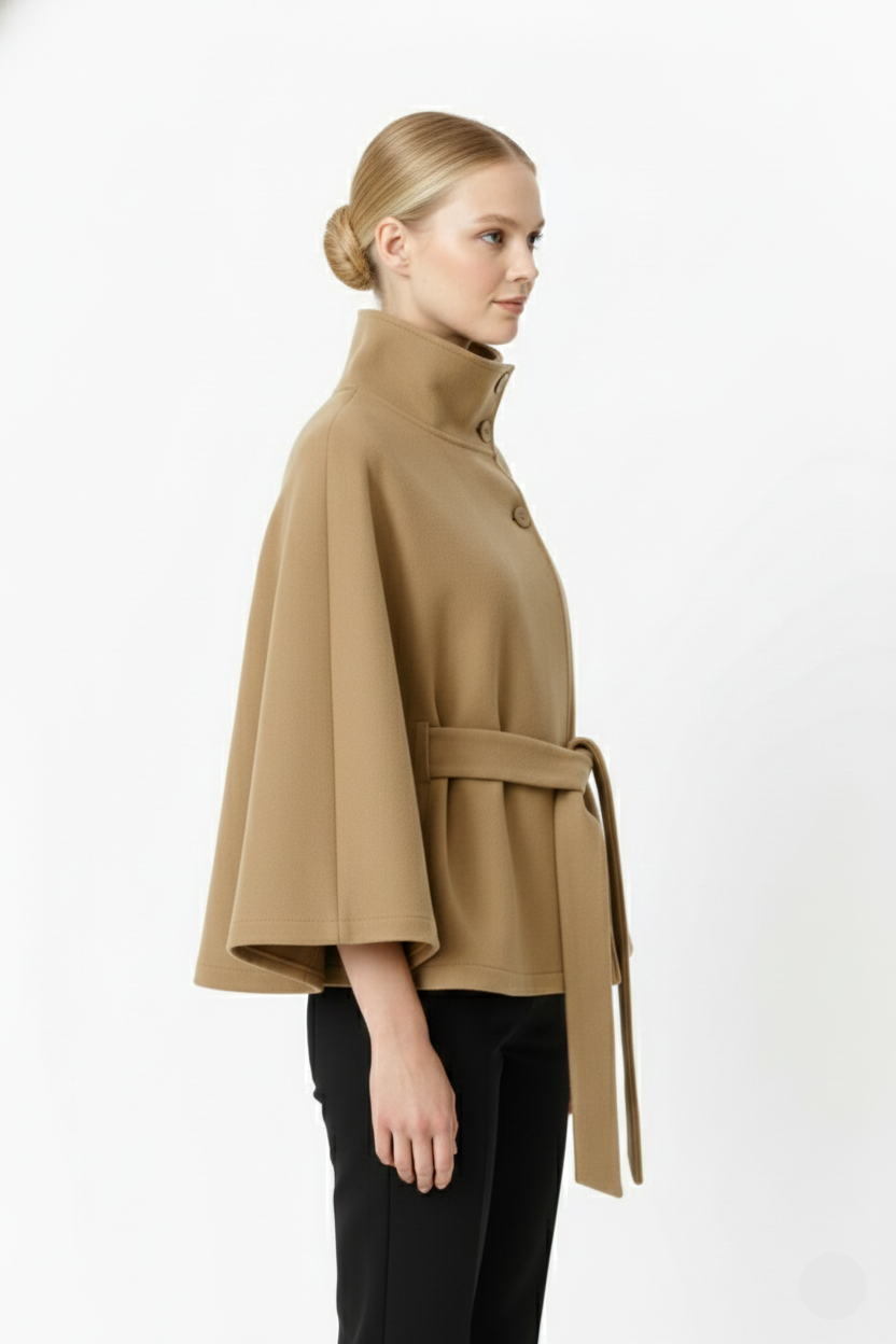 Eleganter Damen Wintermantel mit Gürtel & hohem Kragen, sorgfältig drapiert. Herbst/Winter Mode.