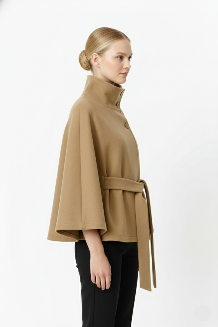 Eleganter Damen Wintermantel mit Gürtel & hohem Kragen, sorgfältig drapiert. Herbst/Winter Mode.