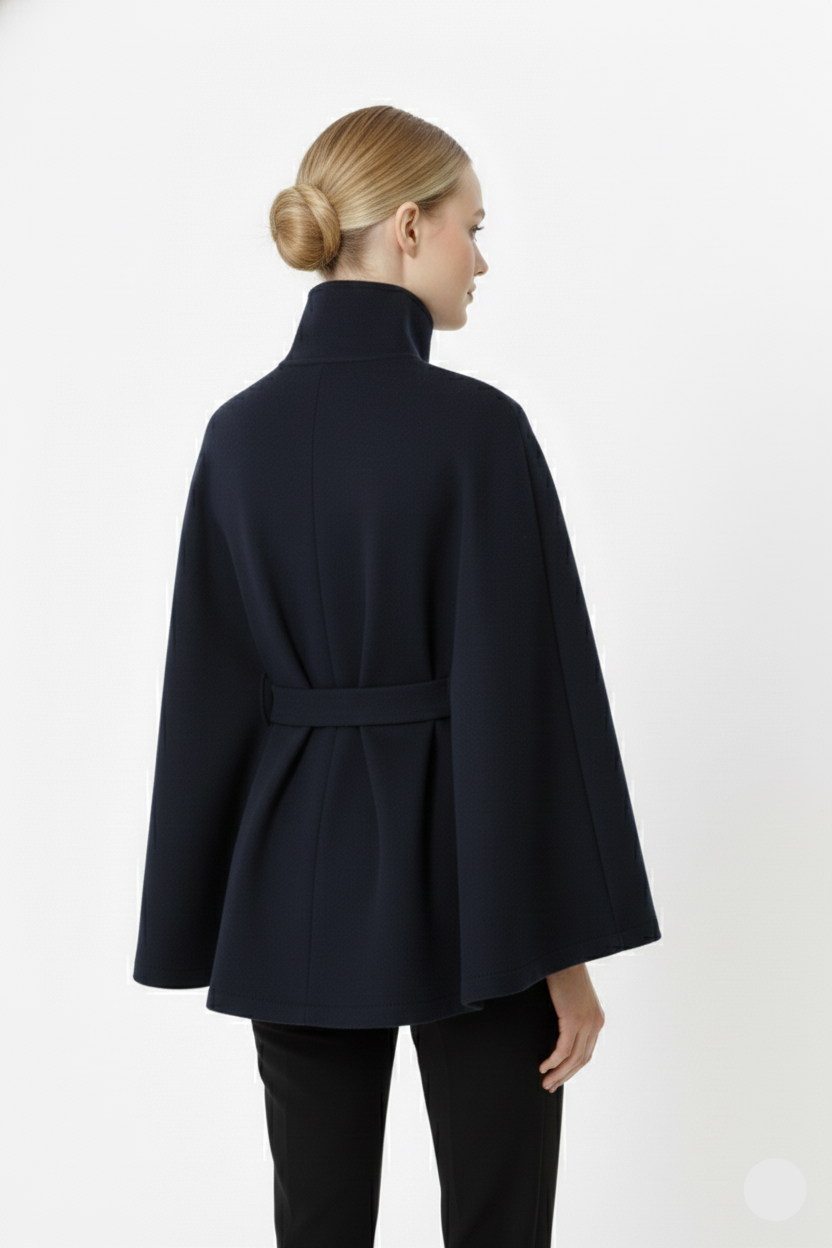 Silhouette des eleganten Damen Wintermantels mit hohem Kragen & Gürtel. Zeitlose Wintermode.