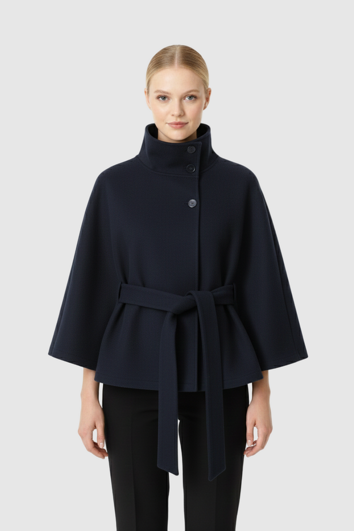 Der stylische Gürtel akzentuiert die Taille dieses eleganten Damen Wintermantels. Mode für Winter.