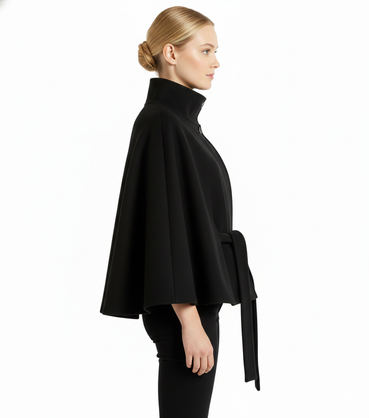 Marineblauer Damen Wintermantel mit hohem Kragen & Gürtel. Klassische, elegante Winterkleidung.