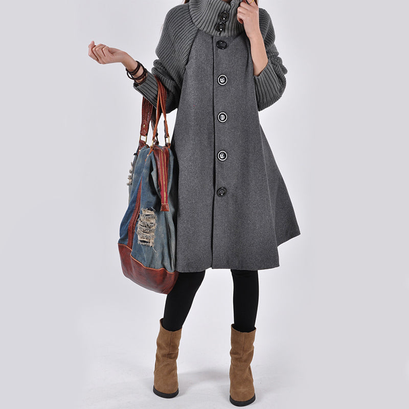 Eleganter Damen Wintermantel mit hohem Kragen und passendem Gürtel in Schwarz, ideal für kalte Tage.