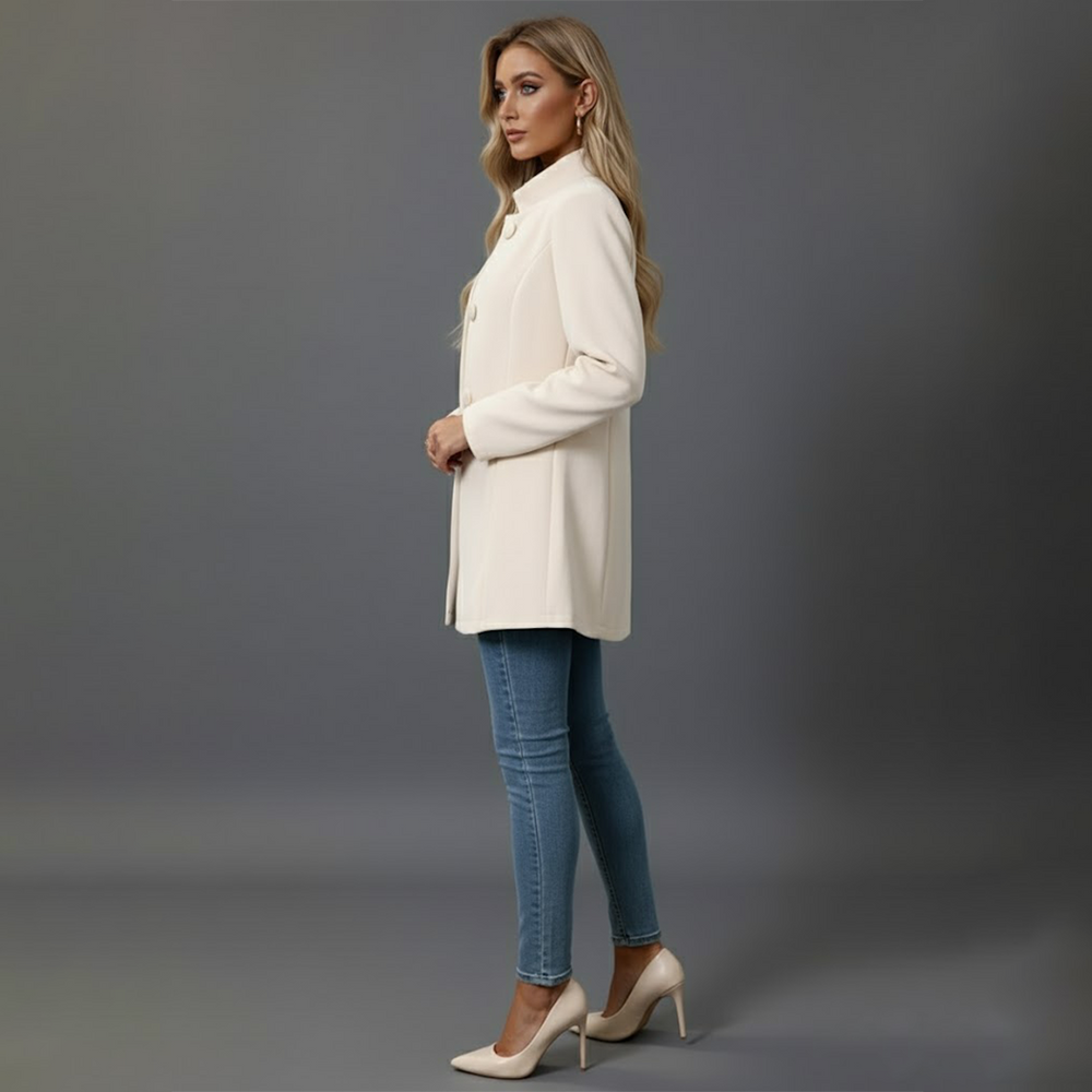 Stylischer Damen Knopfmantel, lang geschnitten. Perfekter warmer Wintermantel für Frauenmode.