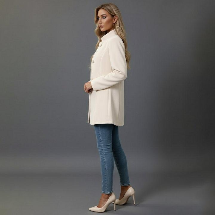 Stylischer Damen Knopfmantel, lang geschnitten. Perfekter warmer Wintermantel für Frauenmode.