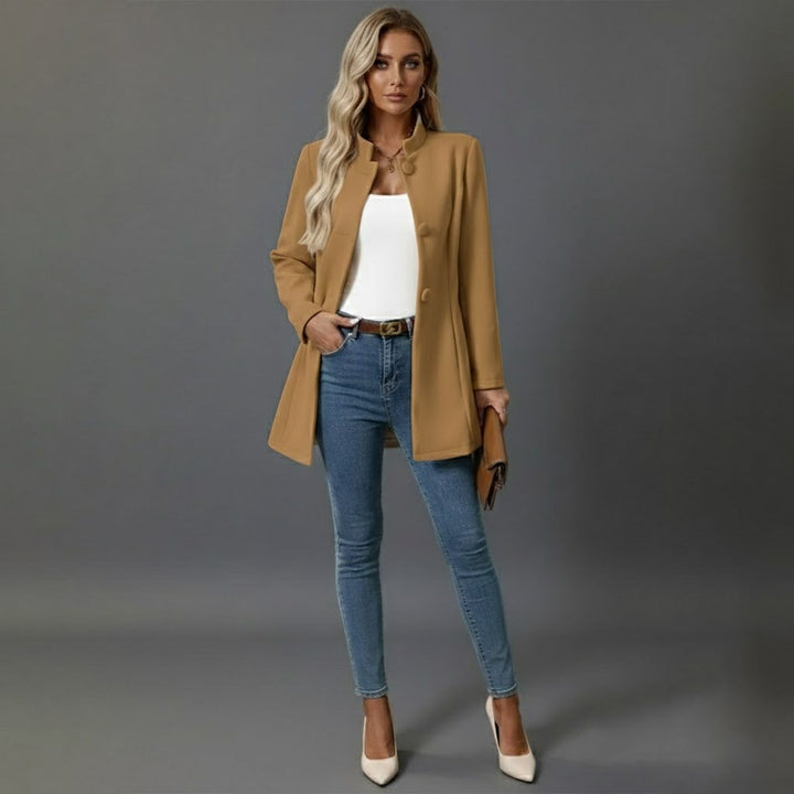 Damen Wintermantel, eleganter Wärmespender. Schicker Knopfmantel für modische Winteroutfits.