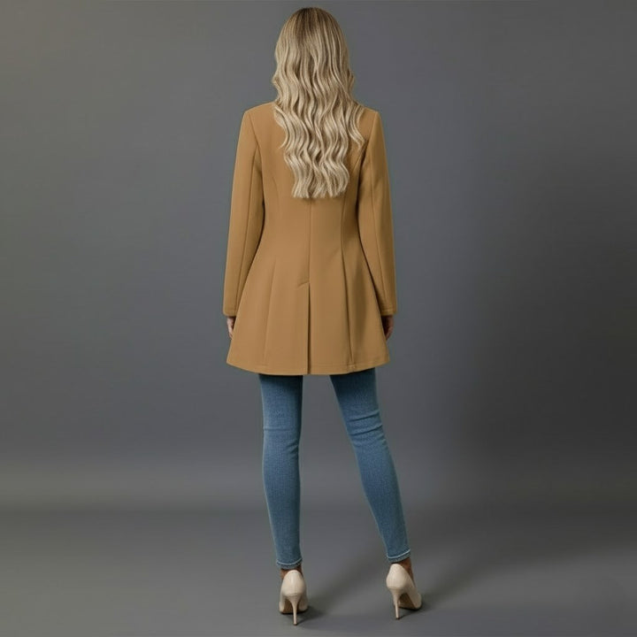 Warmer Damenmantel: Eleganter Knopfmantel, langer Schnitt für stilvolle Wintermode.