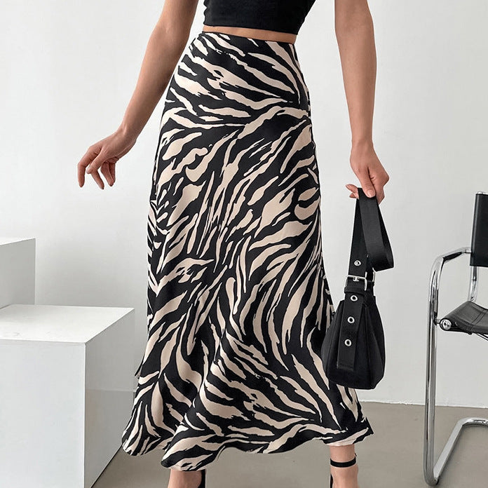 Kurzer Damen A-Linien Rock mit auffälligem Zebra Print und High Waist. Ideal für moderne Frühlingsmode.