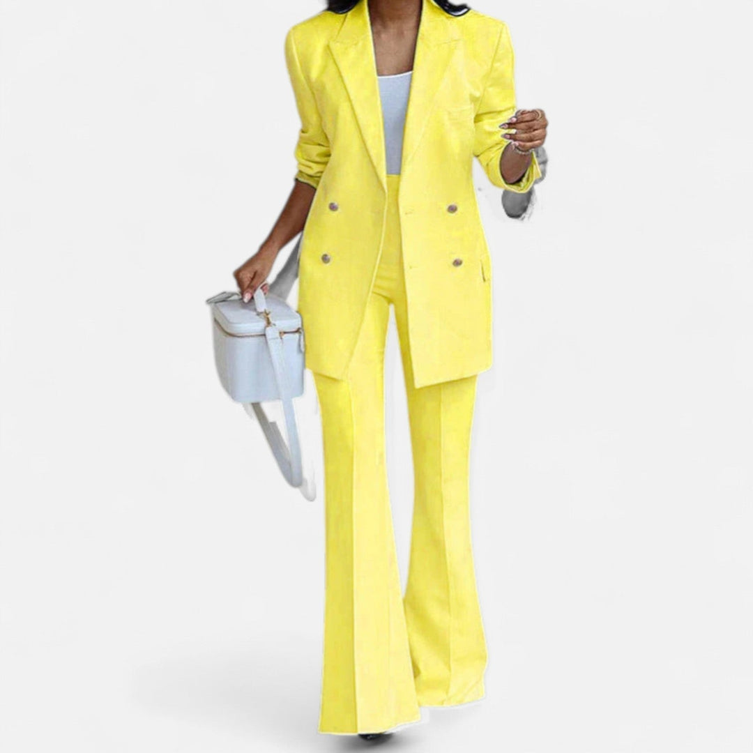 Professioneller Damen Zweireiher Hosenanzug. Eleganter Blazer & Stoffhose für den stilvollen Büro-Frühlings-Look.