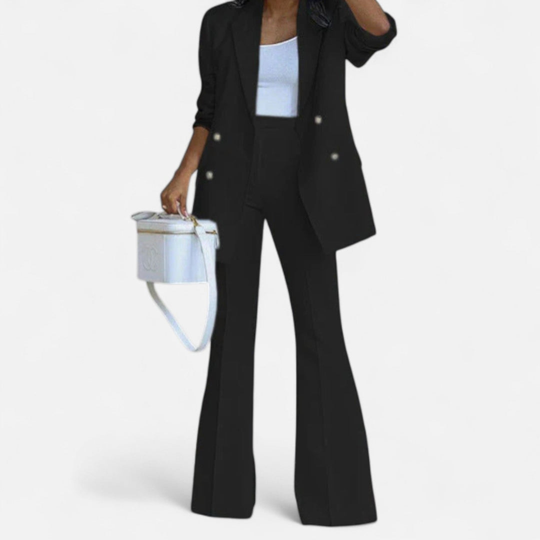 Zeitloser Damen Hosenanzug, zweireihig geschnitten. Eleganter Frühlings-Look für das Büro und Business-Meetings.