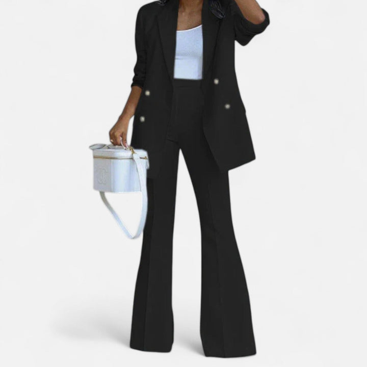 Zeitloser Damen Hosenanzug, zweireihig geschnitten. Eleganter Frühlings-Look für das Büro und Business-Meetings.