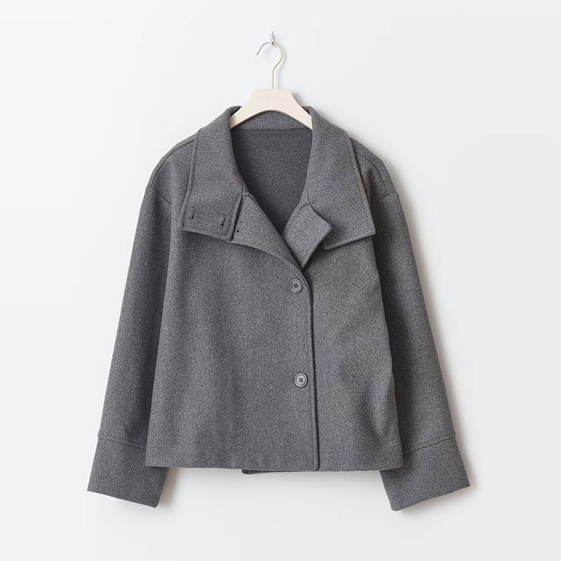 Modischer Damen Kurzmantel in Zweireihig-Optik, perfekt für Herbst- und Wintermode. Zeitlose Oberbekleidung.