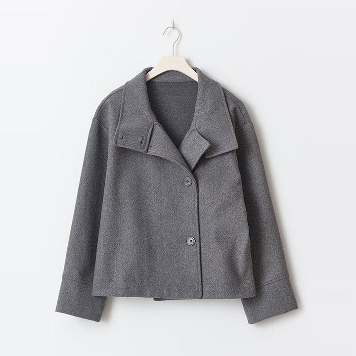Modischer Damen Kurzmantel in Zweireihig-Optik, perfekt für Herbst- und Wintermode. Zeitlose Oberbekleidung.
