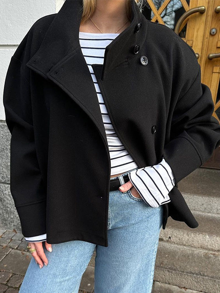 Stylischer Damen Zweireihiger Kurzmantel für elegante Herbsttage. Vielseitig kombinierbar für jeden Anlass.
