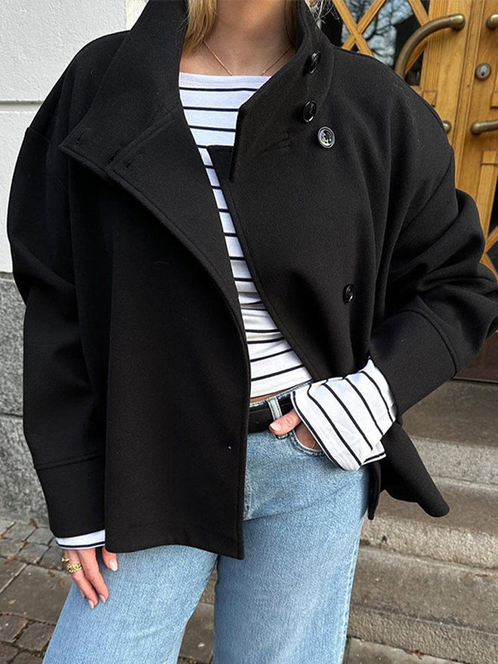 Stylischer Damen Zweireihiger Kurzmantel für elegante Herbsttage. Vielseitig kombinierbar für jeden Anlass.