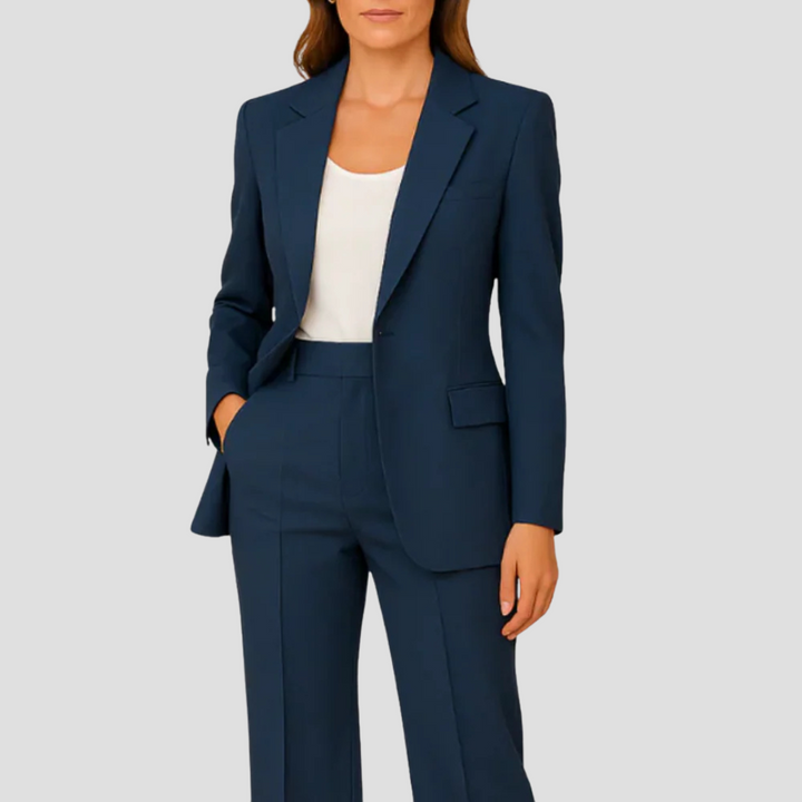 Schicker Damenanzug, Zweiteiler. Taillierter Blazer & passende Hose für Business & formelle Anlässe.