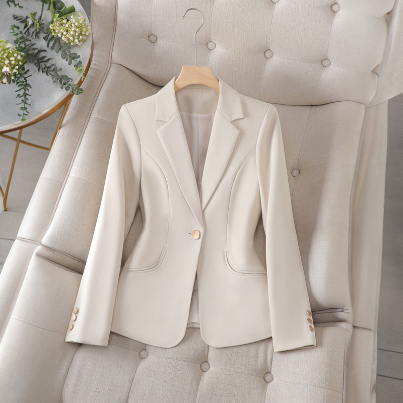 Modischer Damenblazer mit Reverskragen. Perfekt für elegante Business-Outfits oder legere Freizeitlooks.