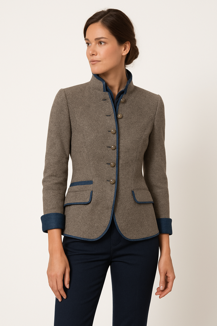 "Eleganter Damenblazer mit Stehkragen und taillierter Passform in zeitlosem Stil, modische Silhouette betont."