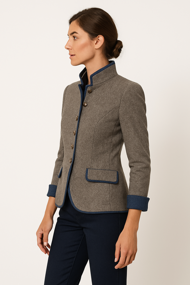 "Eleganter Damenblazer mit Stehkragen und taillierter Passform in zeitlosem Stil, modische Silhouette betont."
