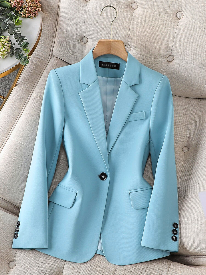 Eleganter Damenblazer Tailored Fit, perfekt für Büro & Abend. Klassischer Einreiher für einen stilvollen Business-Look.