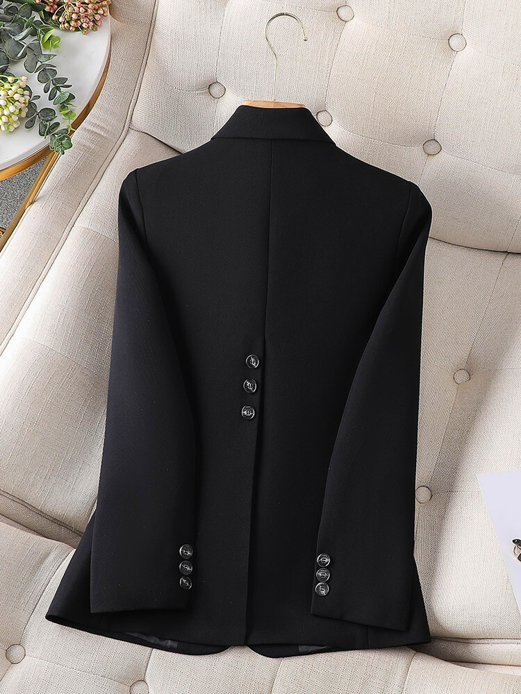Schmal geschnittener, eleganter Damenblazer im Tailored Fit. Vielseitiger Einreiher für formelle Anlässe oder Business.