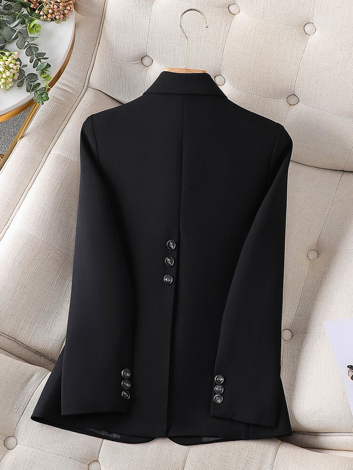 Schmal geschnittener, eleganter Damenblazer im Tailored Fit. Vielseitiger Einreiher für formelle Anlässe oder Business.