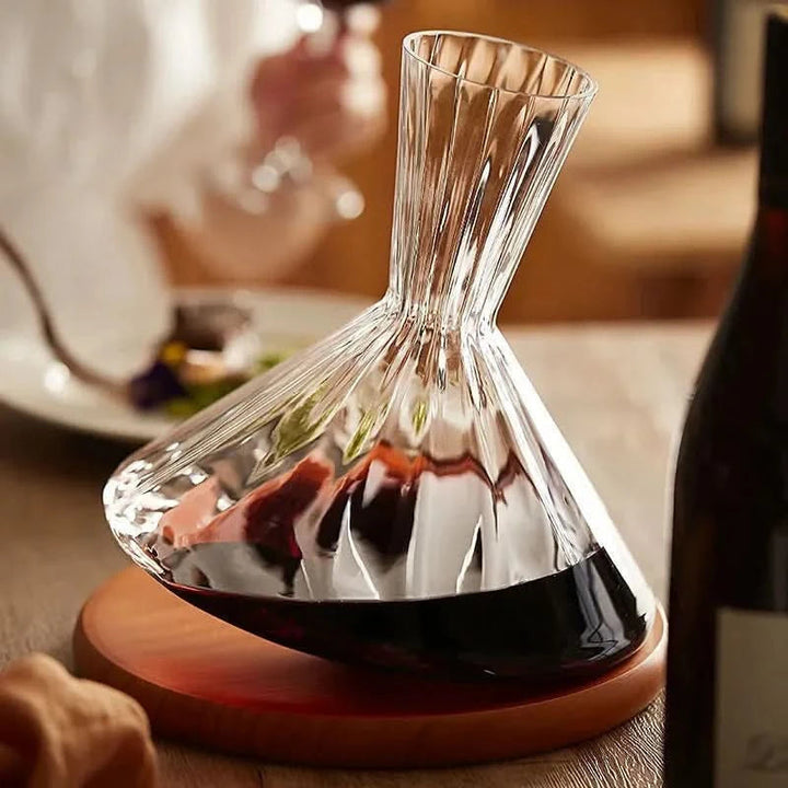 Eleganter drehbarer Kristallglas-Dekanter für Weinbelüftung, volles Aroma von Rotwein entfalten.