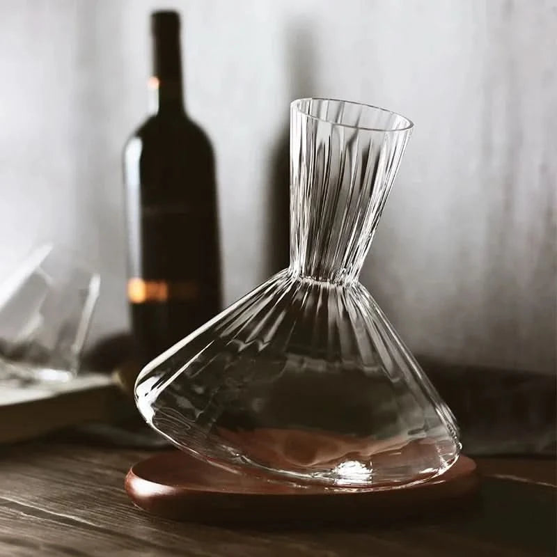 Hochwertiger Weindekanter aus Kristallglas, schwenkbar, zur optimalen Aromaentfaltung von Wein.