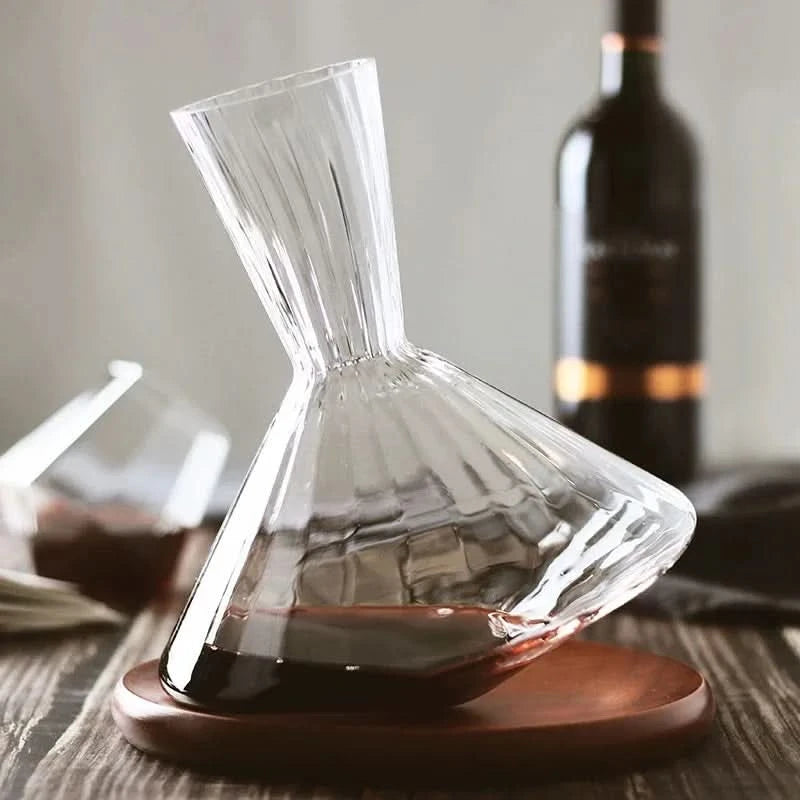 Luxuriöser Glasdekanter, drehbar, aus feinstem Kristallglas für Wein & Whisky, edles Barzubehör.