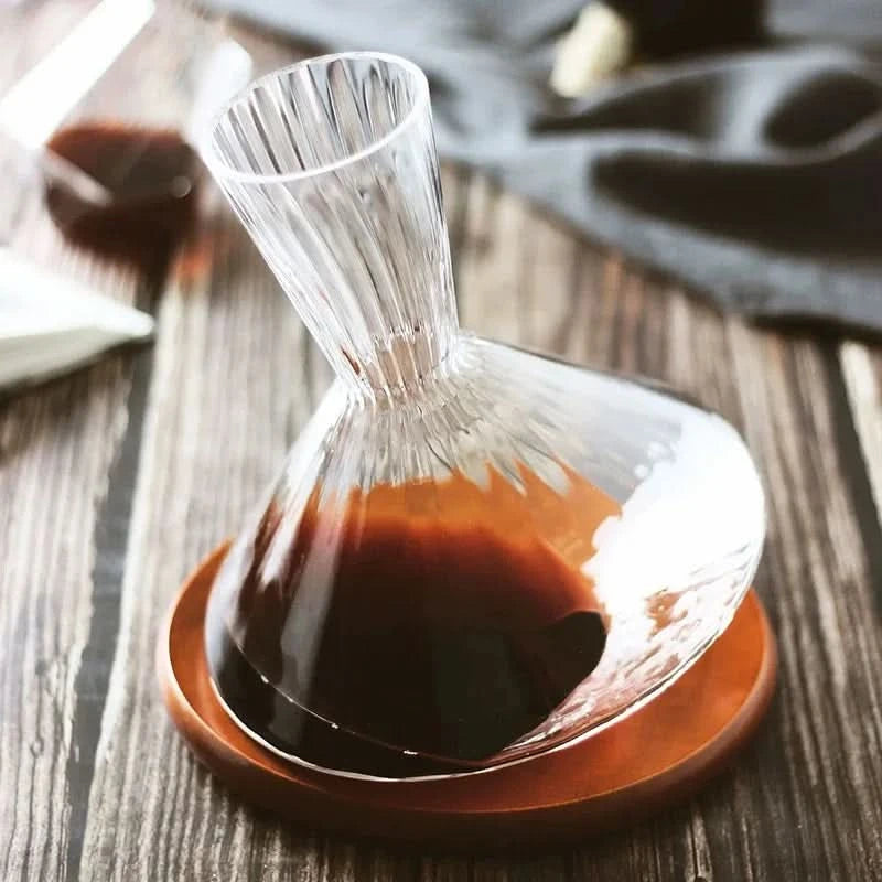 Kristallglas-Weinbelüfter, eleganter Dekanter schwenkbar, optimiert Rotwein-Aroma & Trinkgenuss.