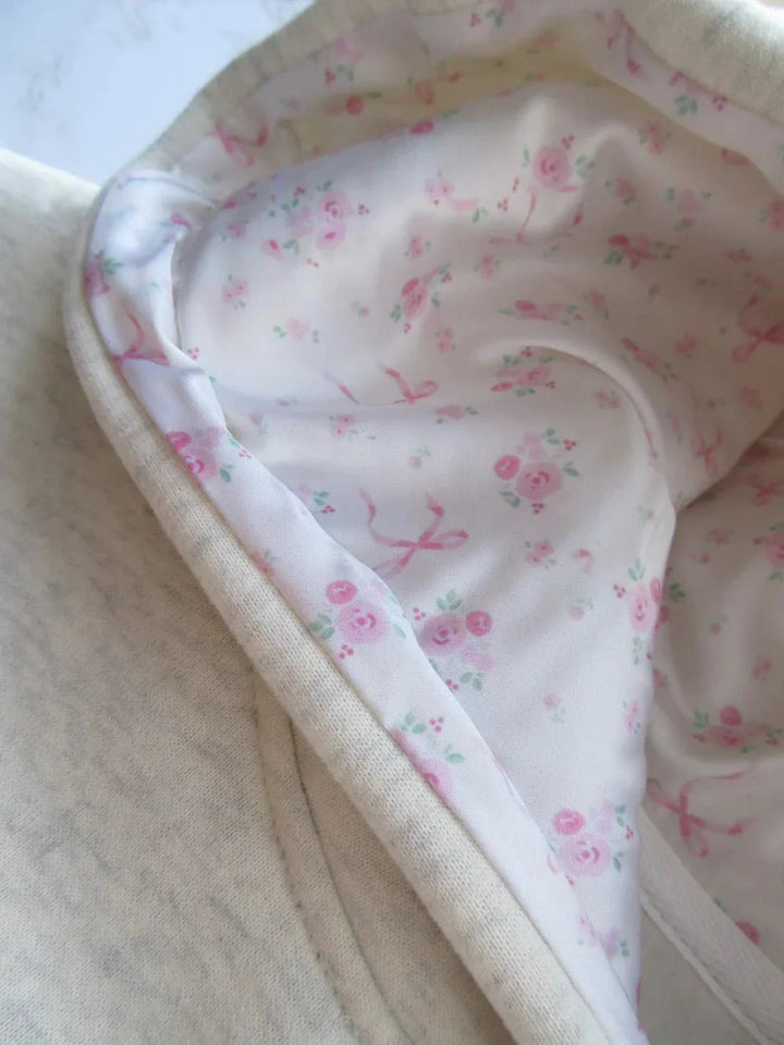 Elfenbeinfarbener Damen Sweatshirt mit Kapuze, Kängurutasche und hübscher rosa Schleife für täglichen Komfort.