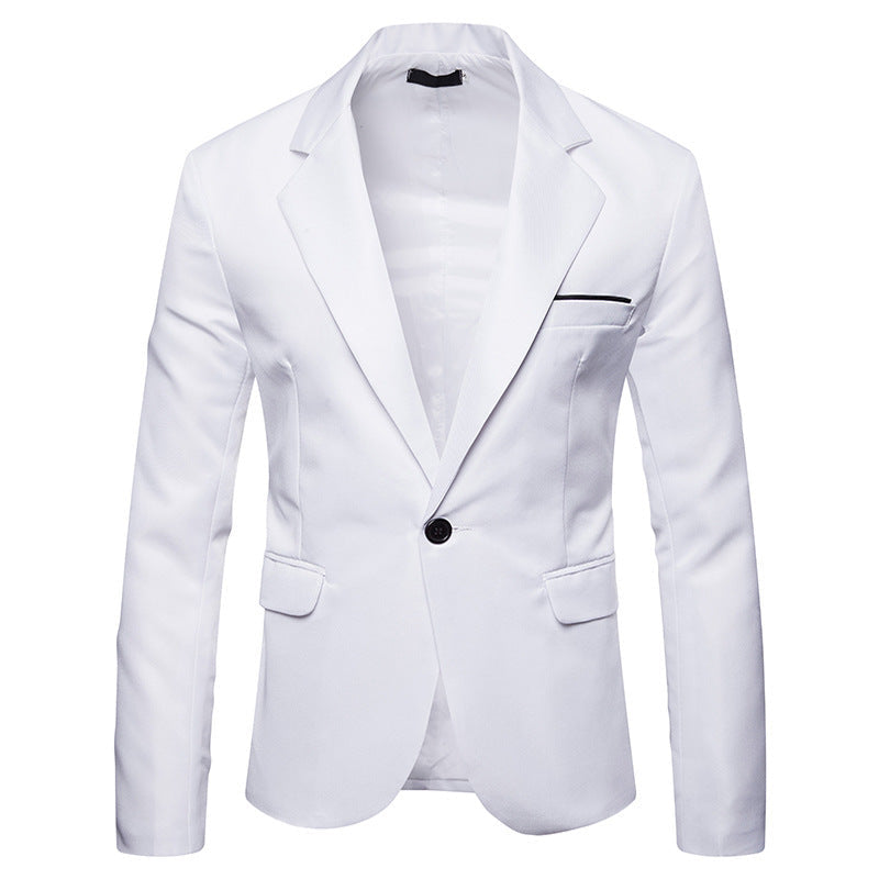 Eleganter Herren-Blazer auf einem Model, zeigt den perfekten Slim Fit für einen stilvollen Auftritt.