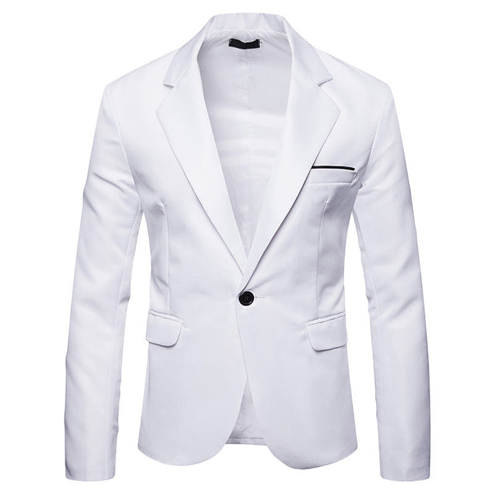 Eleganter Herren-Blazer auf einem Model, zeigt den perfekten Slim Fit für einen stilvollen Auftritt.