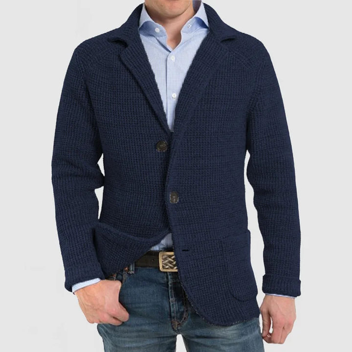 "Eleganter Herren-Blazer: zeitloses Design, flexibler Schnitt, in Dunkelblau mit Knopfverschluss und praktischen Taschen."