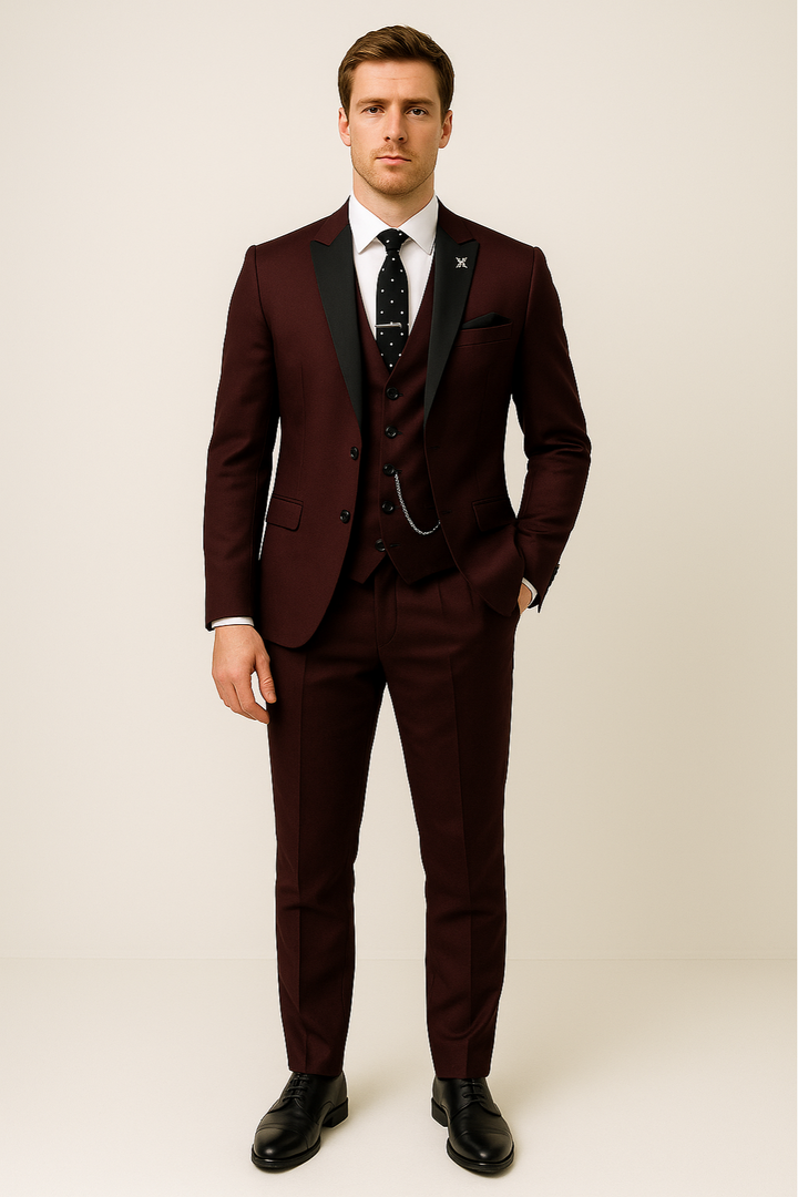 Moderner Herren Dreiteiler Anzug, bordeaux. Stylischer Frühlingsanzug für festliche Anlässe und Business Mode.