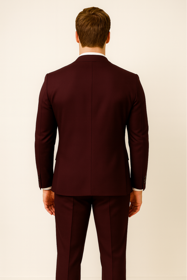 Rückenansicht des eleganten Herren Dreiteiler Anzugs in Bordeaux. Perfekte Passform für festliche Frühlings- und Hochzeitsanzüge.