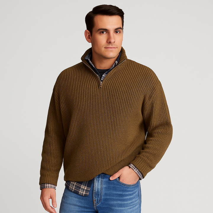 Model trägt eleganten Herren Frühlings Halbzip Pullover; bequemer, figurbetonter Schnitt für moderne Männer.