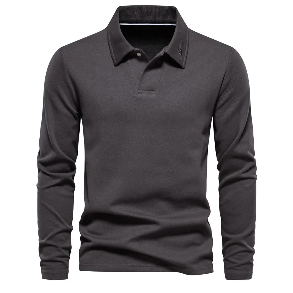 Mann trägt eleganten Herren Polopullover Langarm. Vielseitiger Strickpullover für stilvolle Herbst- und Winter-Outfits.