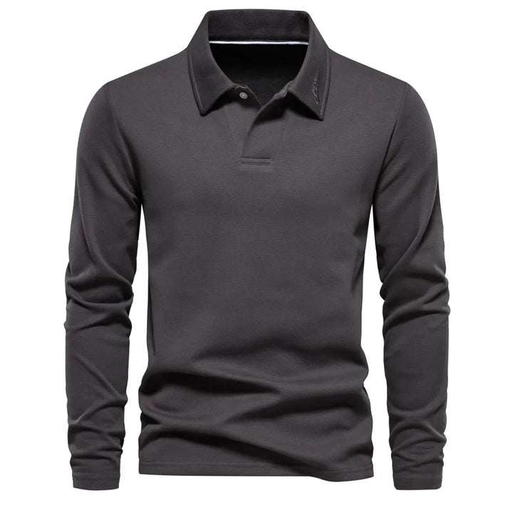 Mann trägt eleganten Herren Polopullover Langarm. Vielseitiger Strickpullover für stilvolle Herbst- und Winter-Outfits.