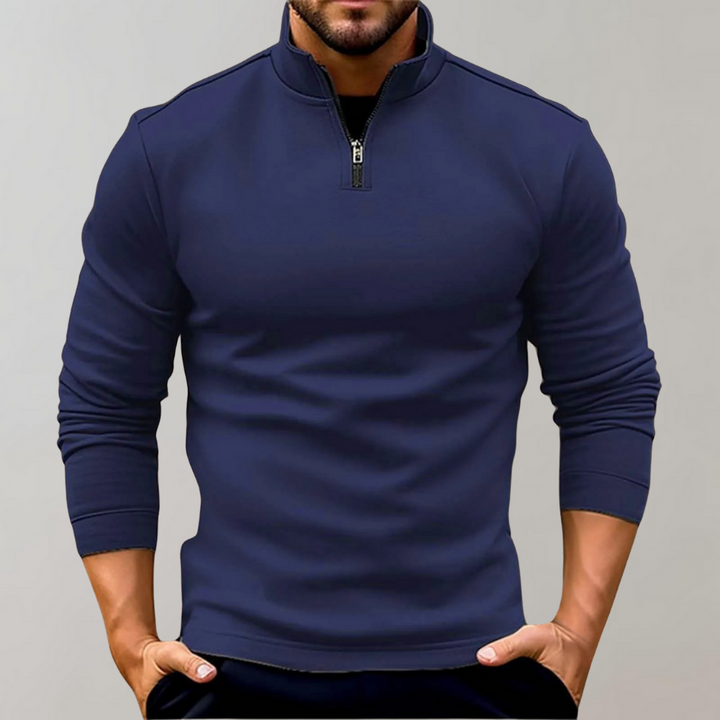 Moderner Herren Pullover mit stilvollem Viertel-Reißverschluss. Ideal für Lagenlook und komfortable Herbstmode.