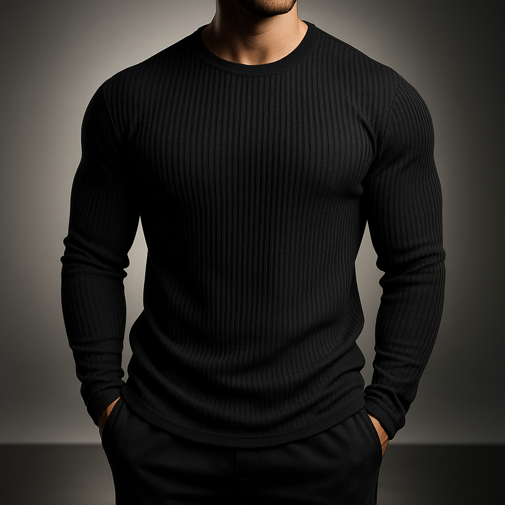 Detailaufnahme des Slim Fit Herren Rippstrickpullovers. Zeigt die feine Rippstruktur und den eleganten Langarm-Schnitt.