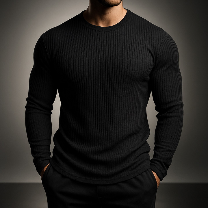 Detailaufnahme des Slim Fit Herren Rippstrickpullovers. Zeigt die feine Rippstruktur und den eleganten Langarm-Schnitt.