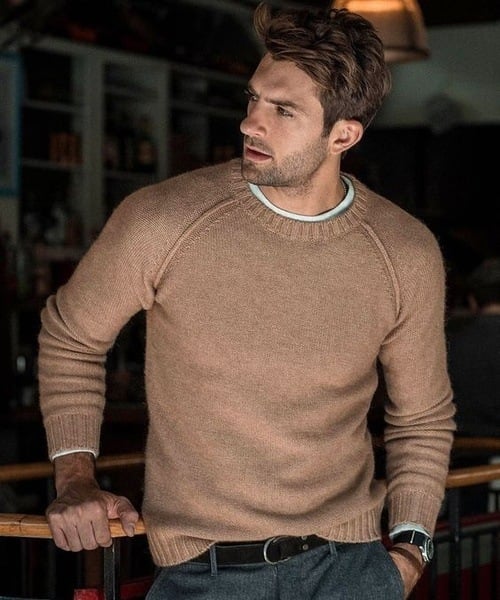 Stylischer Rundhals-Strickpullover für Herren. Betont Eleganz und Komfort im Frühling. Männermode.