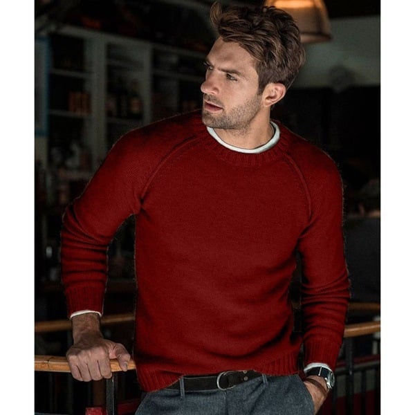 Detail eines Langarm Rundhals Pullovers für Herren. Weicher Strick für hohen Tragekomfort im Frühling.