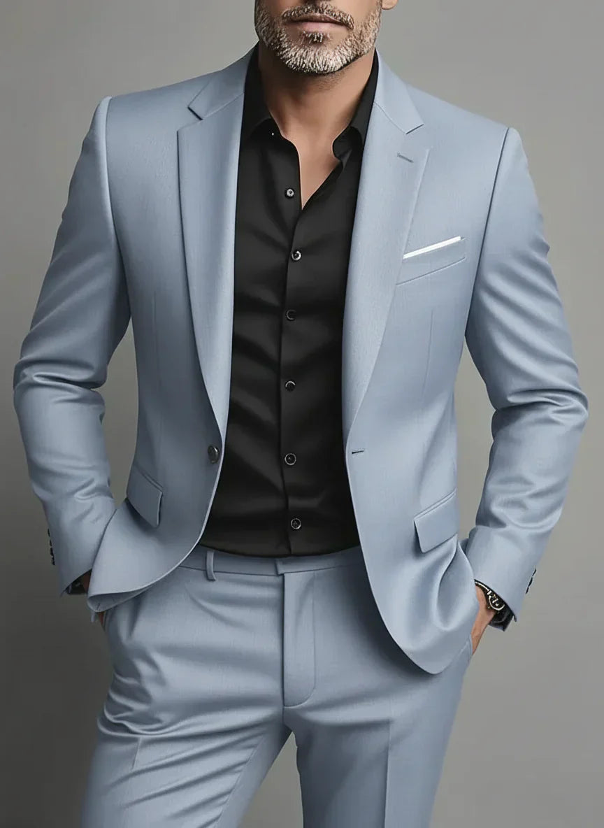 Hochwertiger, moderner Slim Fit Herrenanzug aus leichtem Stoff für den Frühling, ideal für formelle Anlässe.