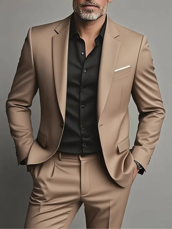 Mann trägt stilvollen, eleganten Slim Fit Anzug für Frühling. Perfekt für Hochzeiten, Business und Events.